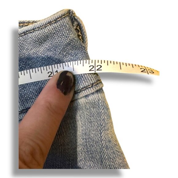 Women’s 24w Lee Regular Fit Mid Rise Classic Light Wash Jean Shorts - Picture 4 of 6